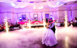 Первый свадебный танец с низким дымом и фонтанами